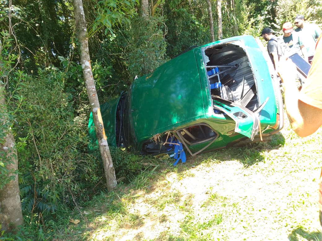 Motorista perde controle de carro durante competição em Araucária e