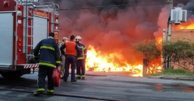 Sem seguro, empresa de plástico perde tudo em grande incêndio na RMC; vídeo Sem seguro, empresa de plástico perde tudo em grande incêndio na RMC; vídeo