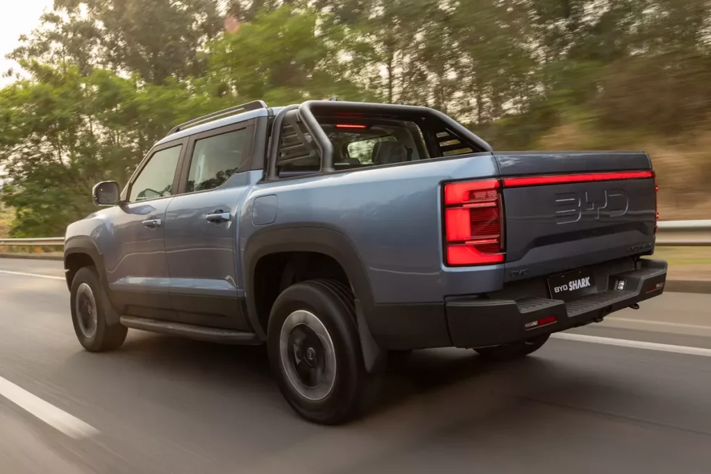 BYD Shark PHEV de traseira na cor azul