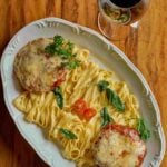 Polpettone recheado com queijo, empanado e gratinado, servido com fettuccine na manteiga e sálvia