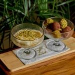 Tartufi Affogati com trufas de chocolate branco e baunilha envoltas em cacau e pistache