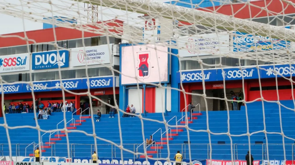 Paraná Clube em ação no Estádio Vila Capanema.