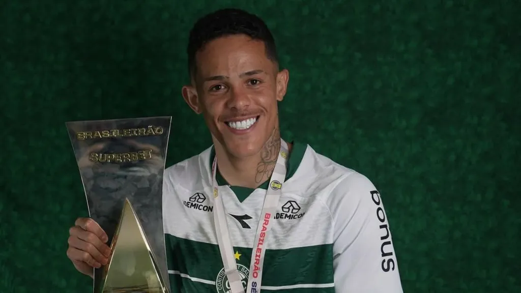 Wallisson com a taça da Série B. (Foto: Divulgação/Coritiba)