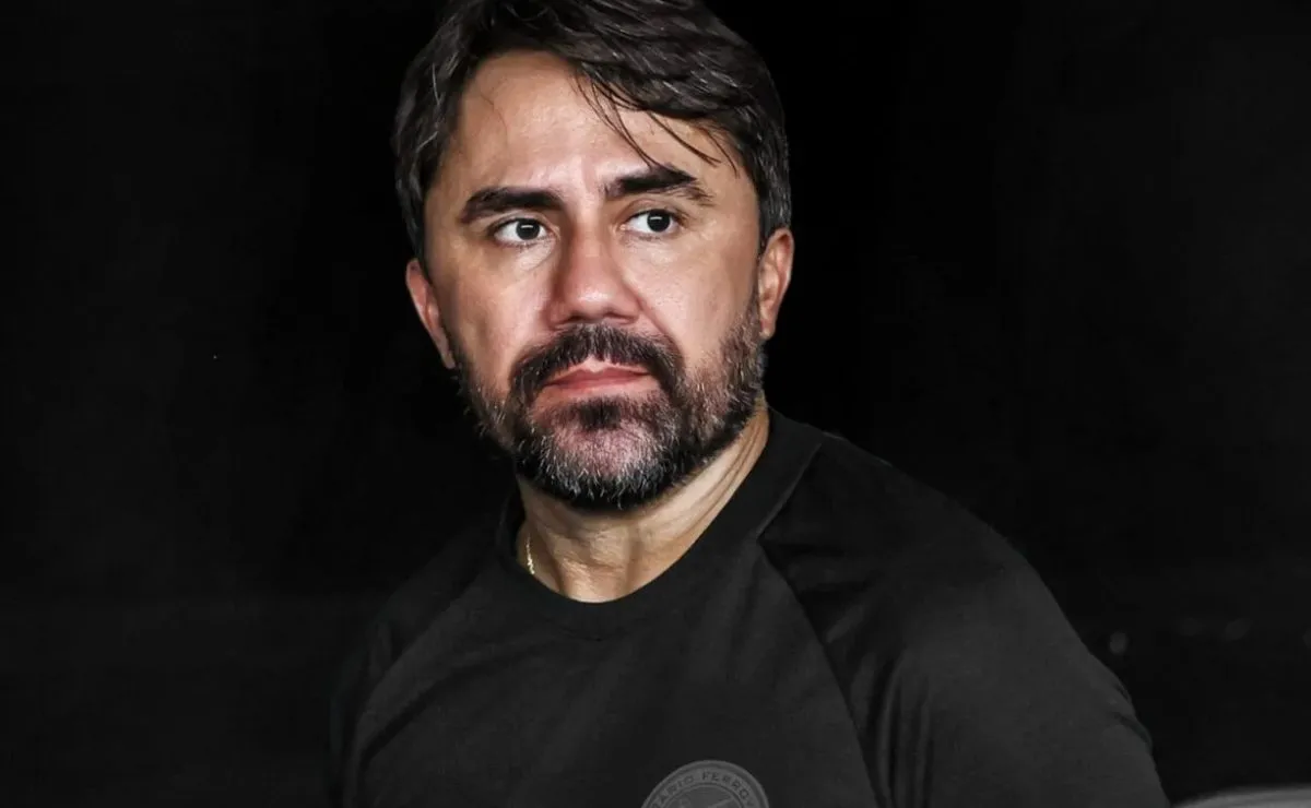 Luizinho Lopes orienta o Operário Ferroviário durante partida do Campeonato Paranaense.