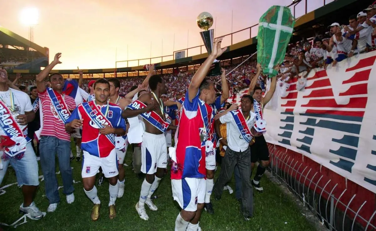 Jogadores do Paraná Clube comemoram título estadual de 2006.