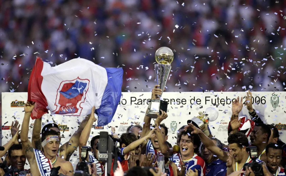 Jogadores do Paraná Clube comemoram título estadual de 2006.