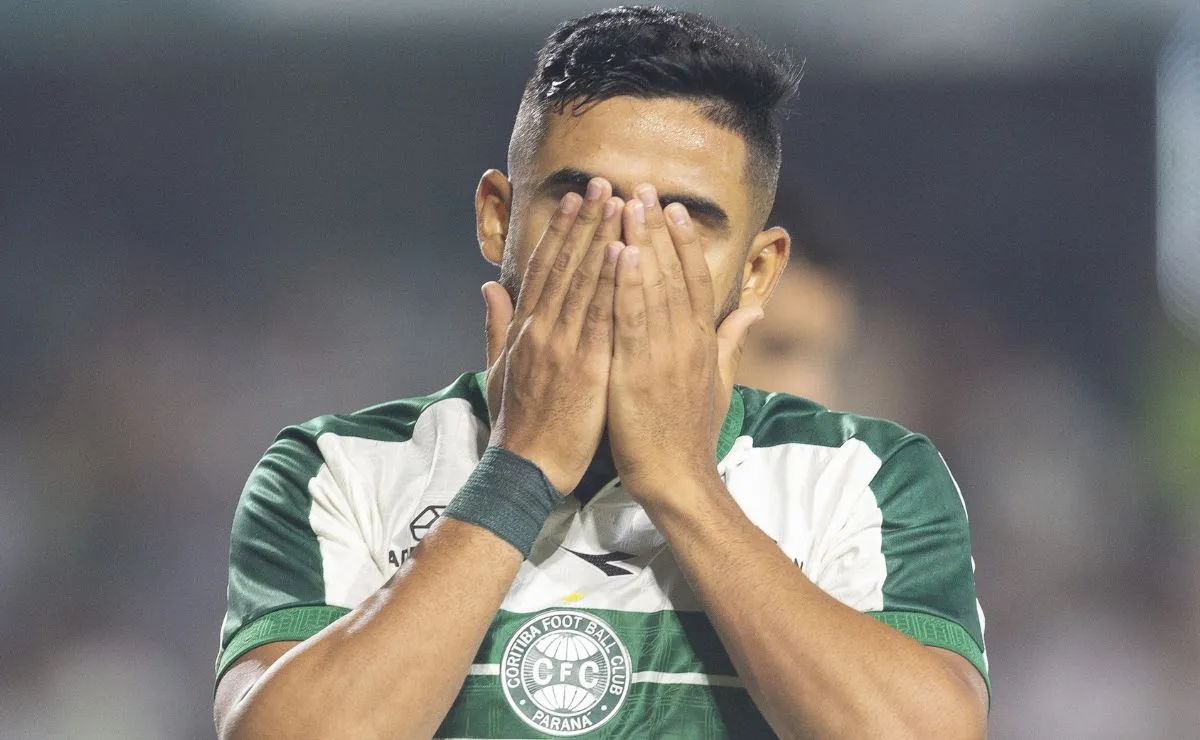 Felipe Jonatan lamenta jogada durante empate do Coritiba no Couto Pereira