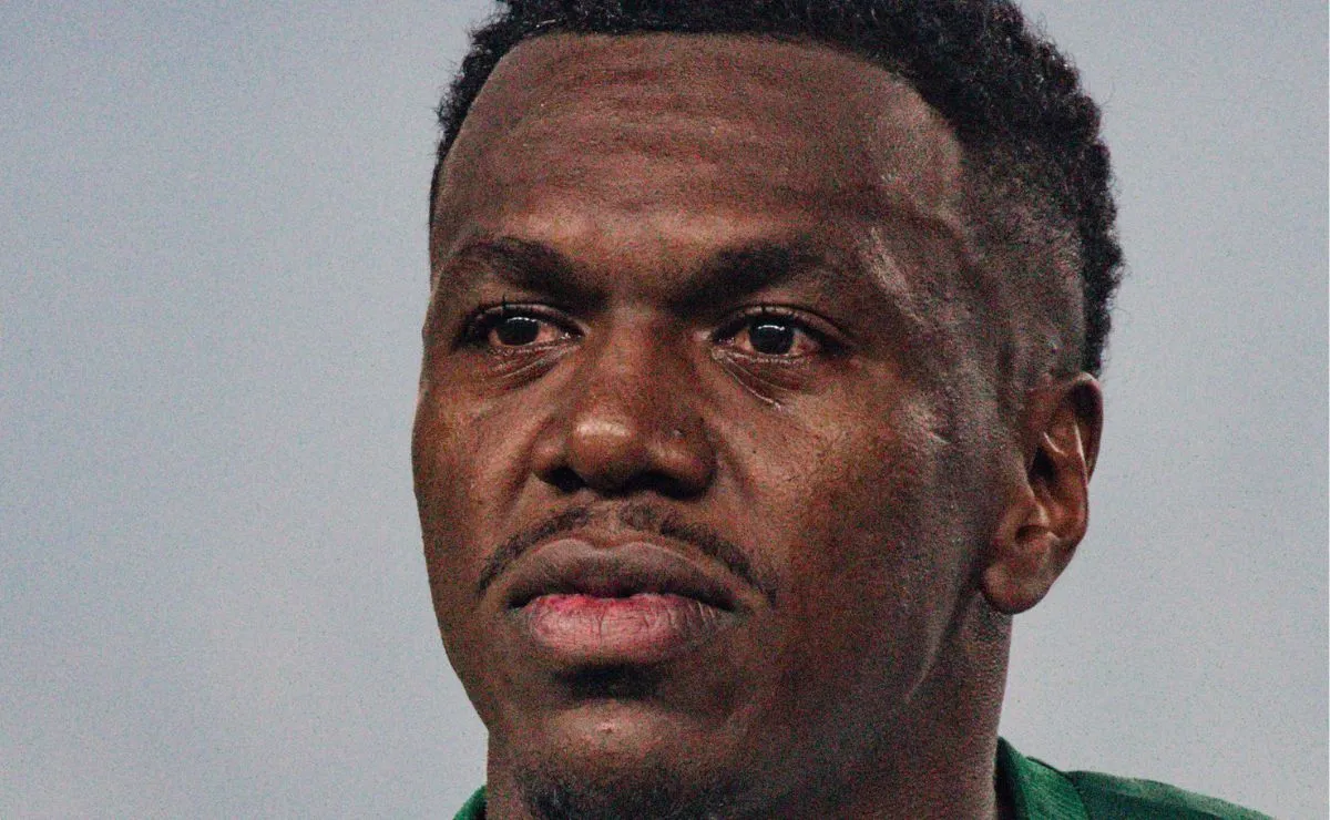 Zagueiro Jacy se emociona em campo durante homenagem da torcida do Coritiba no Couto Pereira