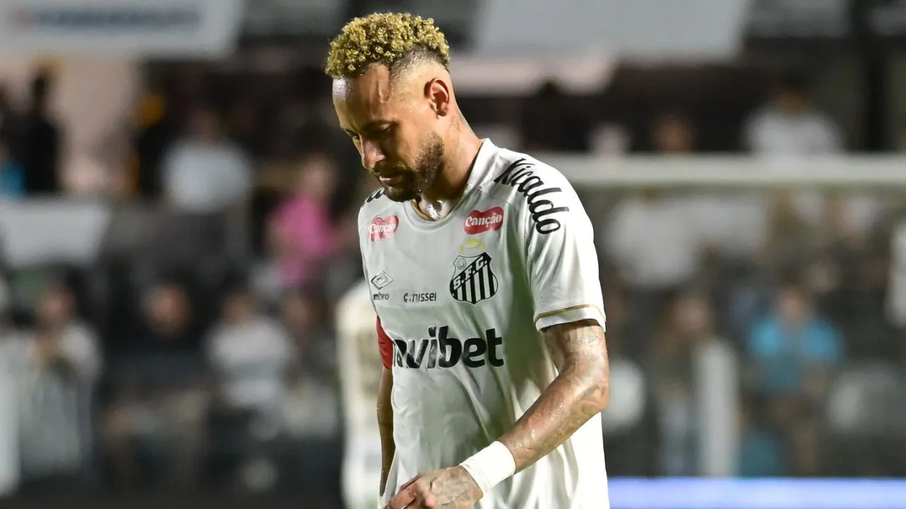 Neymar cabisbaixo após a derrota do Santos para o Fluminense. (Foto: Jota Erre/AGIF/Sipa USA/IconSport)