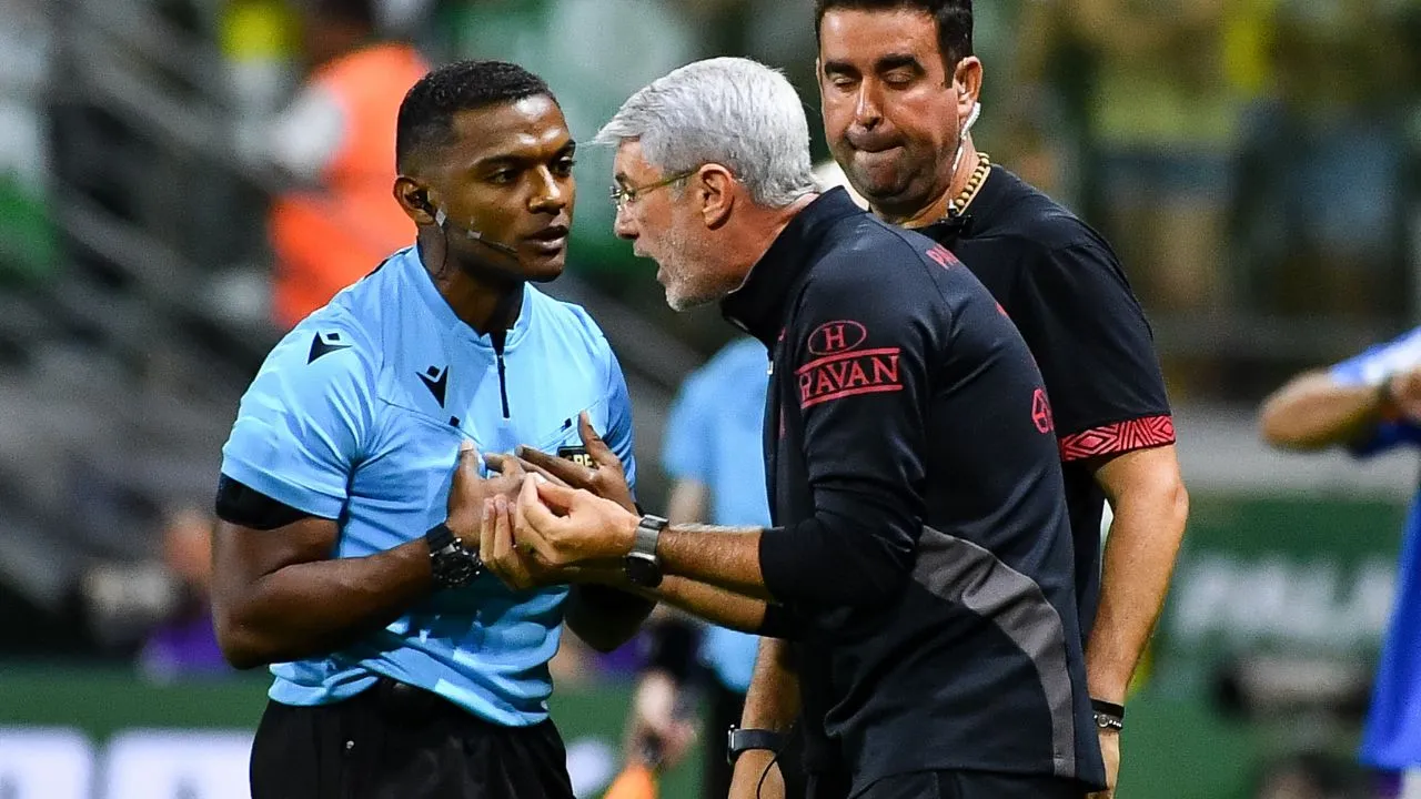 Odair ficou insatisfeito com a arbitragem. (Foto: Roberto Casimiro/Fotoarena/Sipa USA/Icon Sport).