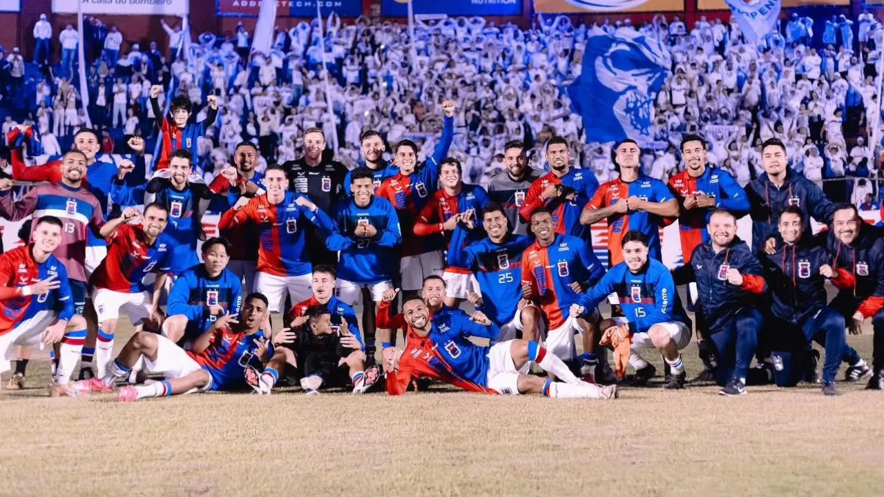 Jogadores do Paraná Clube comemoram vitória com a torcida. (Foto: Dido Henrique/Paraná Clube)
