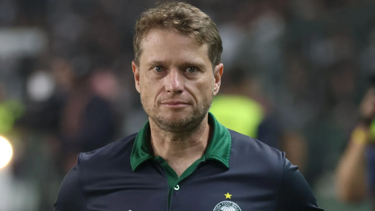 Fernando Seabra à beira do campo comandando o Coritiba contra o Vasco