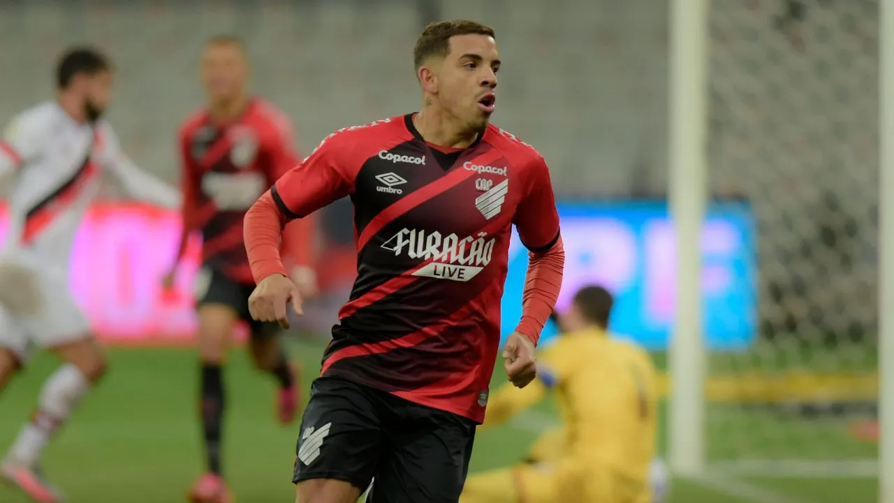 Terans marcou duas vezes para o Athletico contra o Atlético-GO em 2021. (Foto: Reinaldo Reginato/Foto Arena/Alamy Live News)