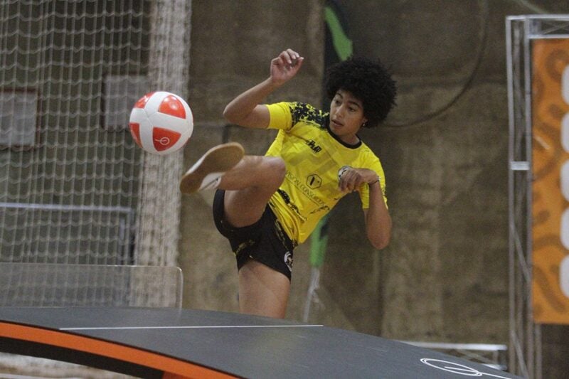 Jogadores de teqball em ação