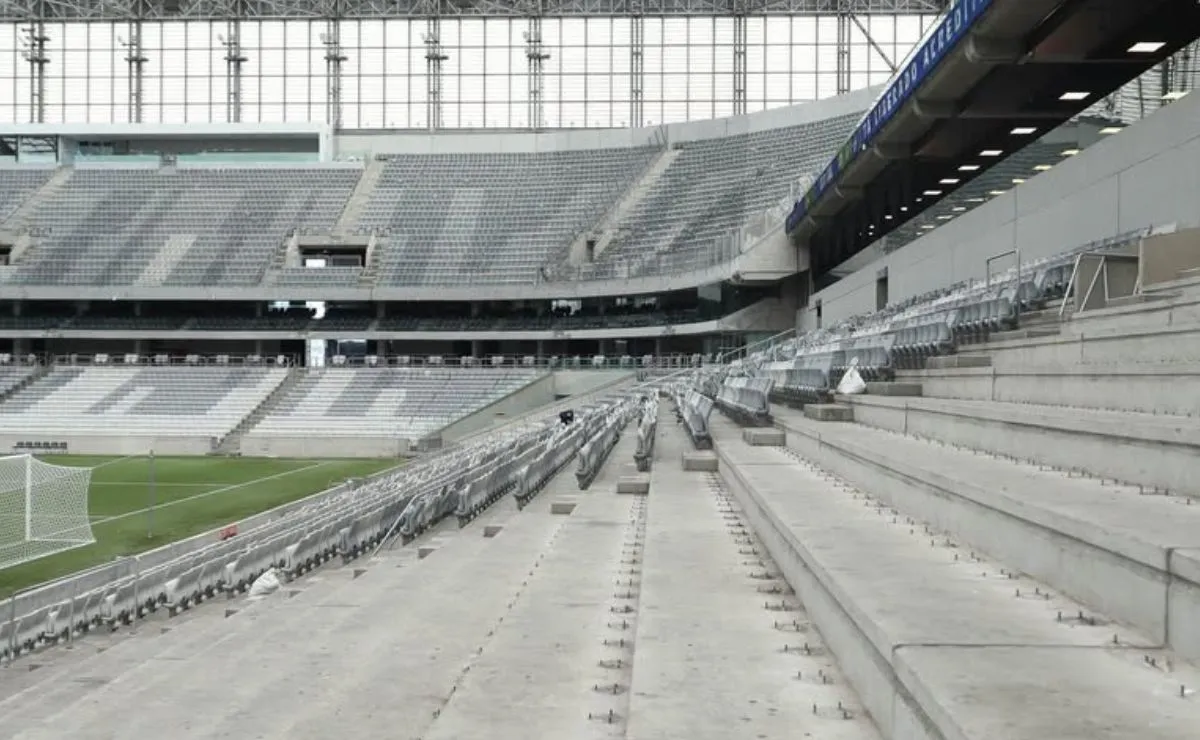 Setor Coronel Dulcídiu da Arena da Baixada em obras para a instalação de arquibancada retrátil