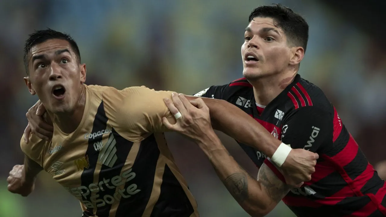 Cuello e Ayrton Lucas durante o último Athletico e Flamengo, em 2024. (Foto: Jorge Rodrigues/AGIF/Sipa USA/IconSport)