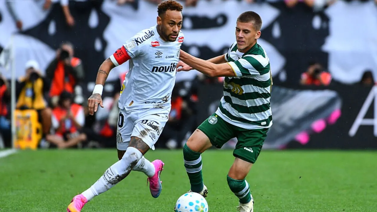Neymar e Lucas Taverna em Santos x Coritiba. (Foto: Roberto Casimiro/Fotoarena/Sipa USA/Icon Sport).