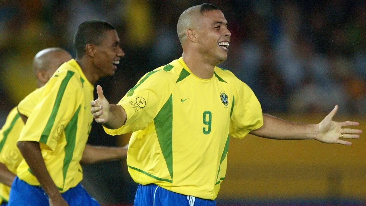 Ronaldo comemora gol do penta com Kléberson ao fundo. (Foto: Firo/Icon Sport)