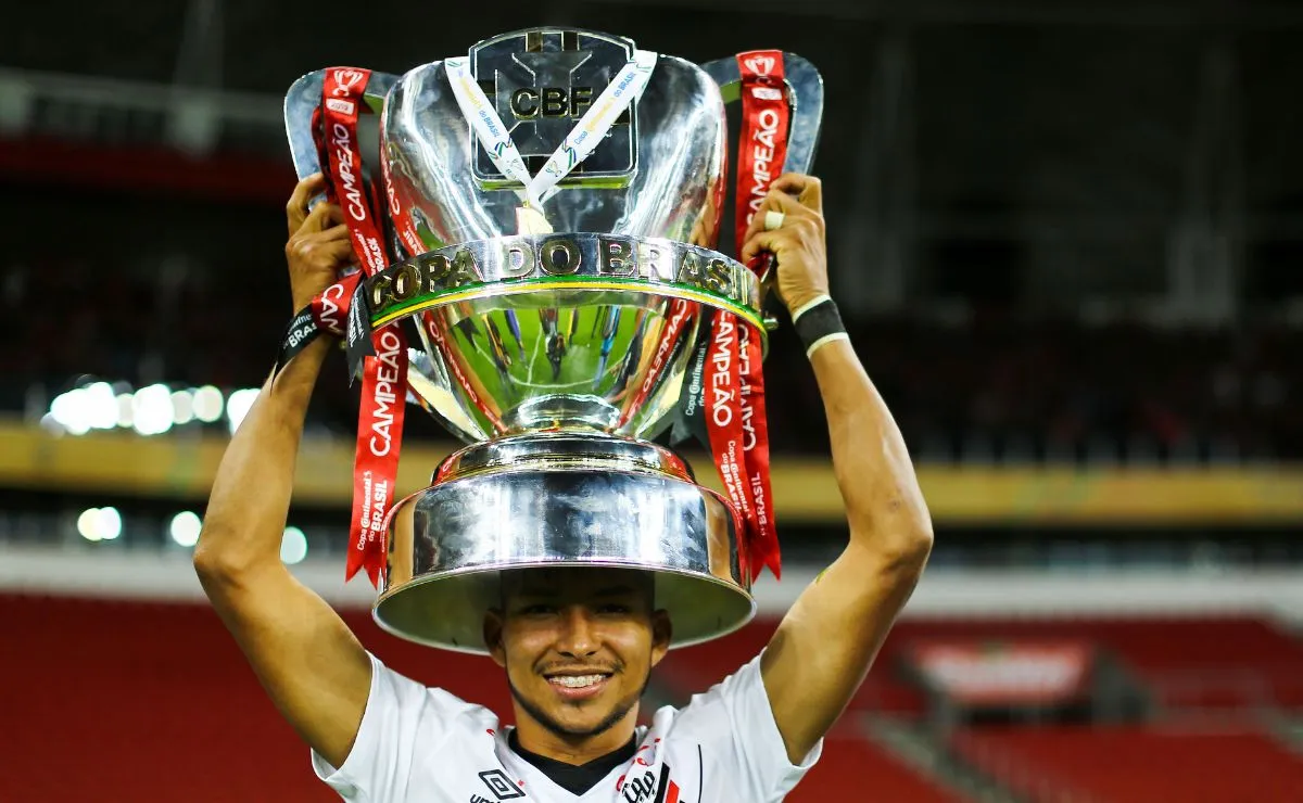 Rony comemora o título da Copa do Brasil conquistado pelo Athletico.