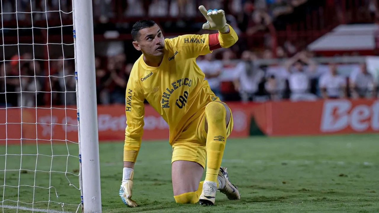 Santos defendeu mais um pênalti pelo Athletico. (Foto: Naiara Rodrigues/SPP Sport Press Photo /Alamy Live News).