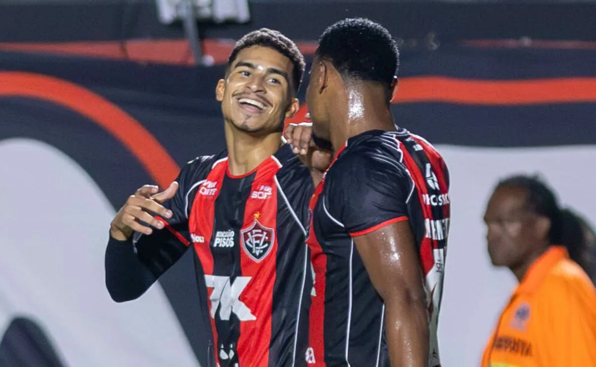 Renê comemora gol pelo Vitória na goleada sobre o Coritiba