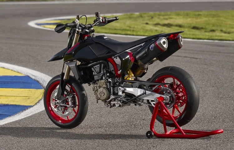 Ducati Hypermotard 698 Mono Nera em ação
