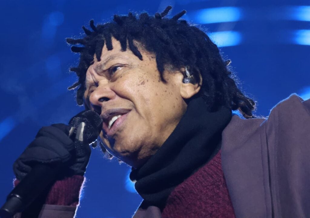 Djavan interagindo com os fãs no show