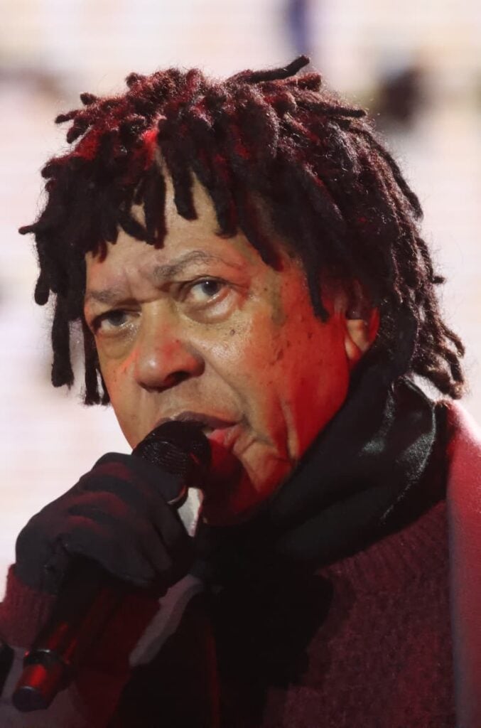 Djavan se apresentando ao vivo durante o show