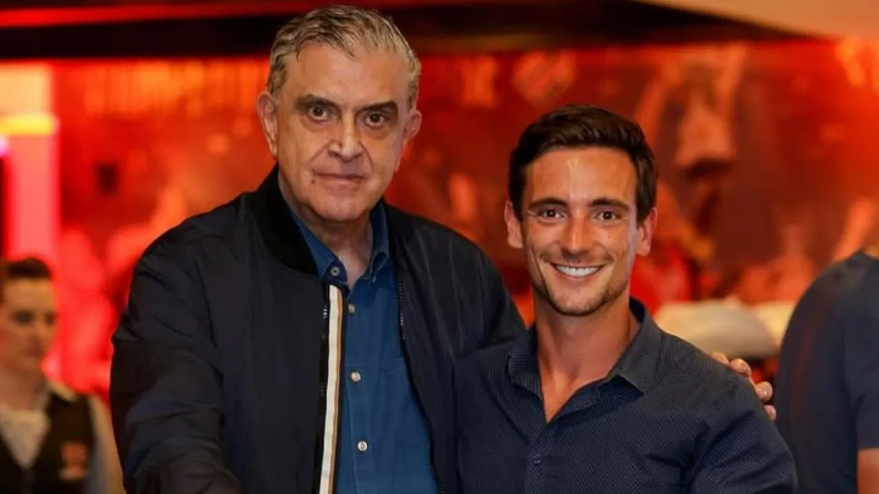 Petraglia, presidente do Athletico, ao lado do técnico português João Correia.