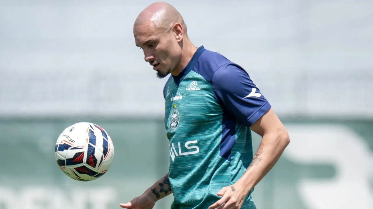 Maicon pode retornar após a parada da Copa do Mundo. (Foto: Coritiba)