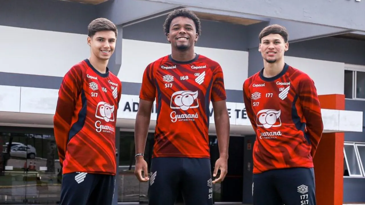 Willian Bispo entre companheiros de equipe