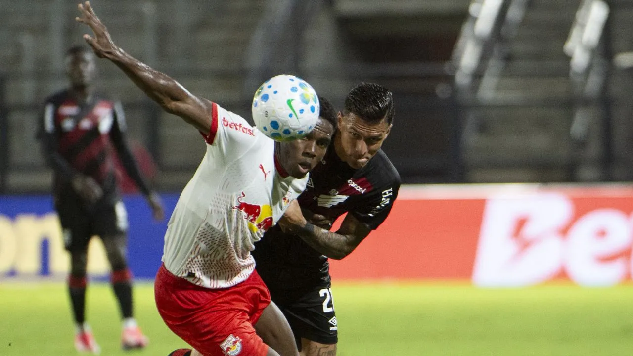 Portilla e Mosquera durante o último Athletico x Red Bull Bragantino. (Foto: Anderson Romão/AGIF/Sipa USA/IconSport)