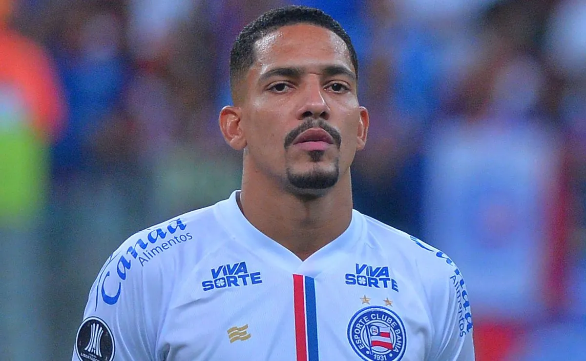 Gilberto em ação pelo Bahia durante uma partida oficial, usando a camisa do Tricolor de Aço.