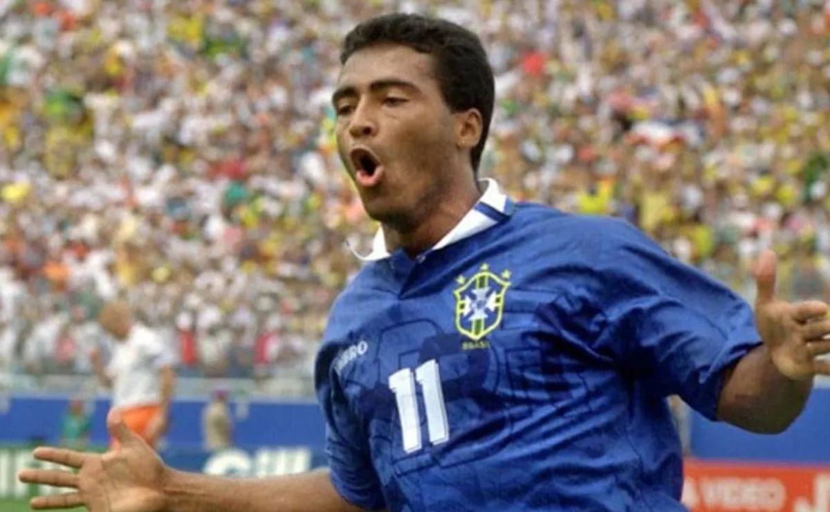 Romário veste a camisa azul da seleção brasileira durante a Copa do Mundo de 1994. O atacante aparece em ação no torneio conquistado pelo Brasil nos Estados Unidos.