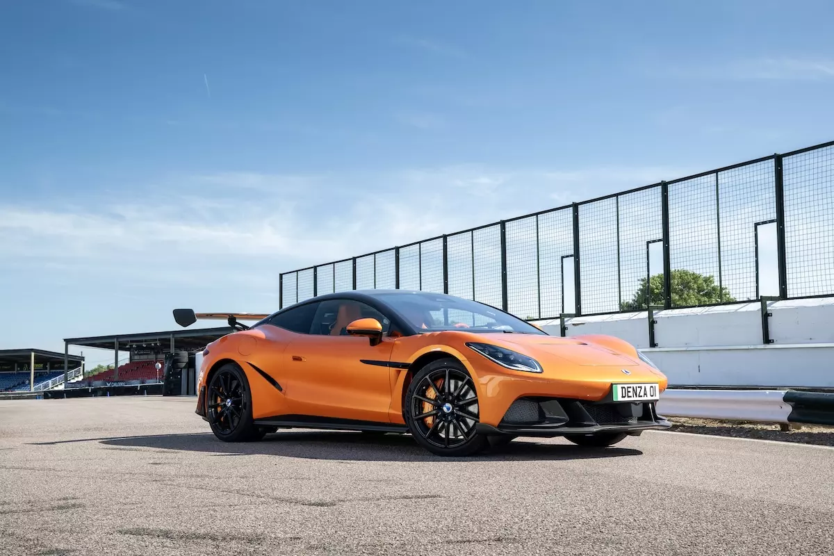 Denza Z Coupé de frente na cor laranja