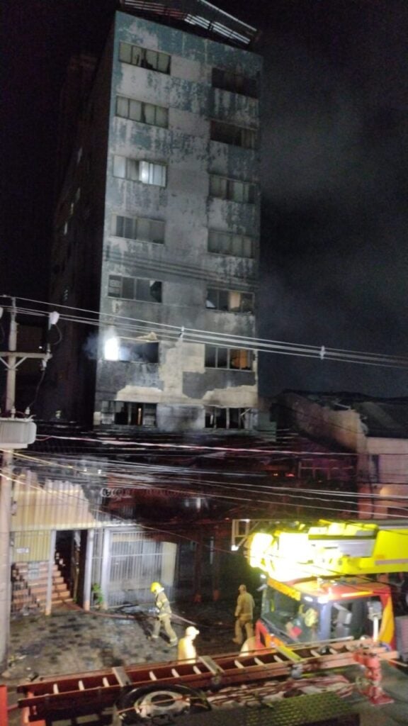 Bombeiros no local do incêndio