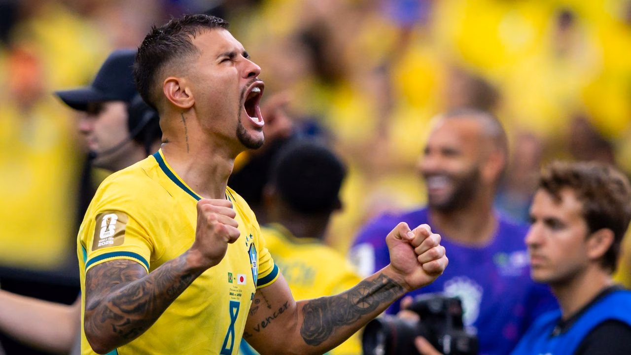 Bruno Guimarães em ação pela seleção brasileira.