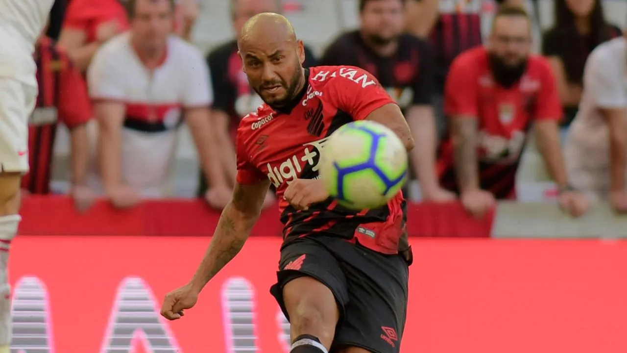 Jonathan pelo Athletico, em 2019. (Foto: Reinaldo Reginato/FotoArena/Alamy Live News/Icon Sport)