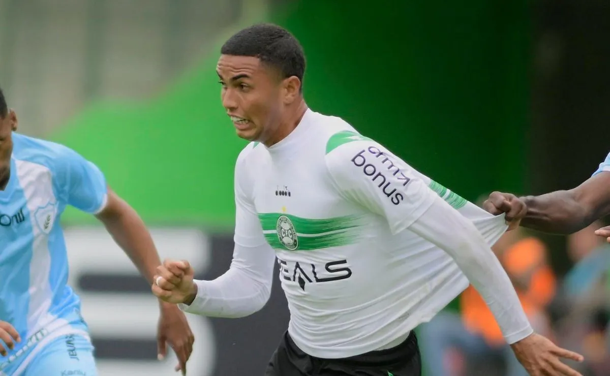 Ruan Assis disputa lance com a camisa do Coritiba durante partida oficial.