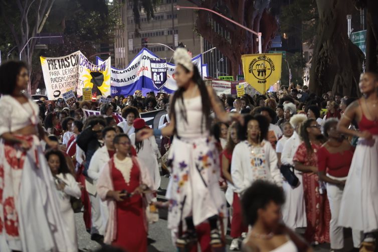São Paulo (SP)-25/07/2026 . 10a Marcha das Mulheres Negras de SP. “Há 10 anos por Luana Barbosa e por todas nós! Por direitos, reparação e Bem Viver! Mulheres negras nas ruas e nas urnas!”, esse é o lema deste ano.
Foto: Paulo Pinto/Agencia Brasil