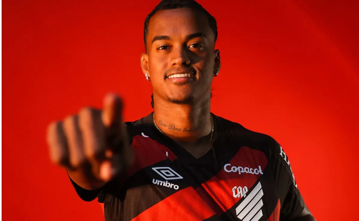 Kerwin Vargas, atacante colombiano, posa com a camisa do Athletico após ser anunciado como novo reforço do clube.