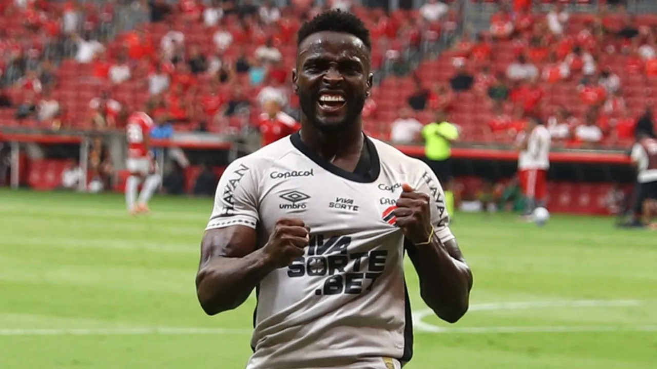 Mendoza comemorando gol pelo Athletico contra o Internacional