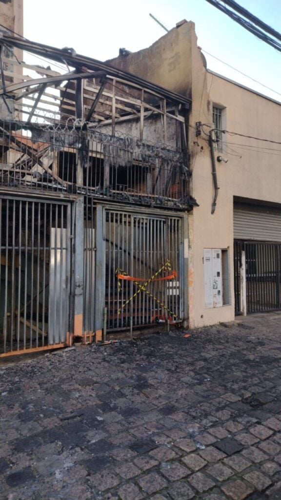 Restos do prédio após o incêndio