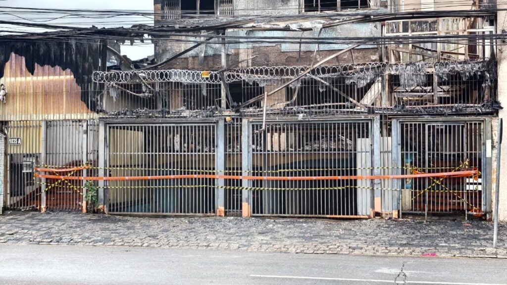 Vista do prédio após o incêndio