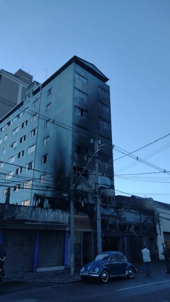 Restos da edificação