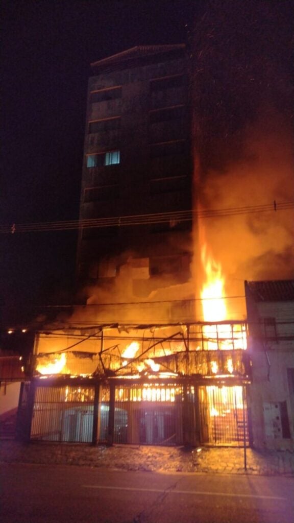 Prédio atingido pelo incêndio