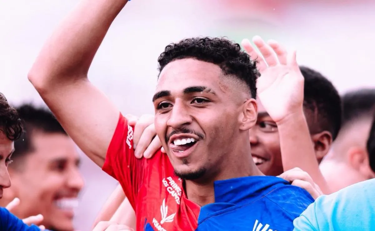 Ruan Lima comemora gol pelo Paraná Clube na Vila Capanema