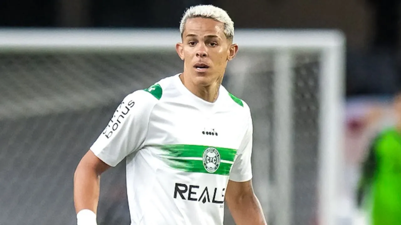 Wallisson com a camisa do Coritiba