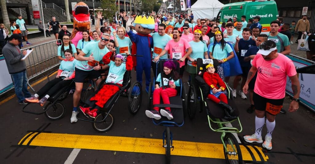 Competidores na pista durante o evento esportivo na Praça Afonso Botelho
