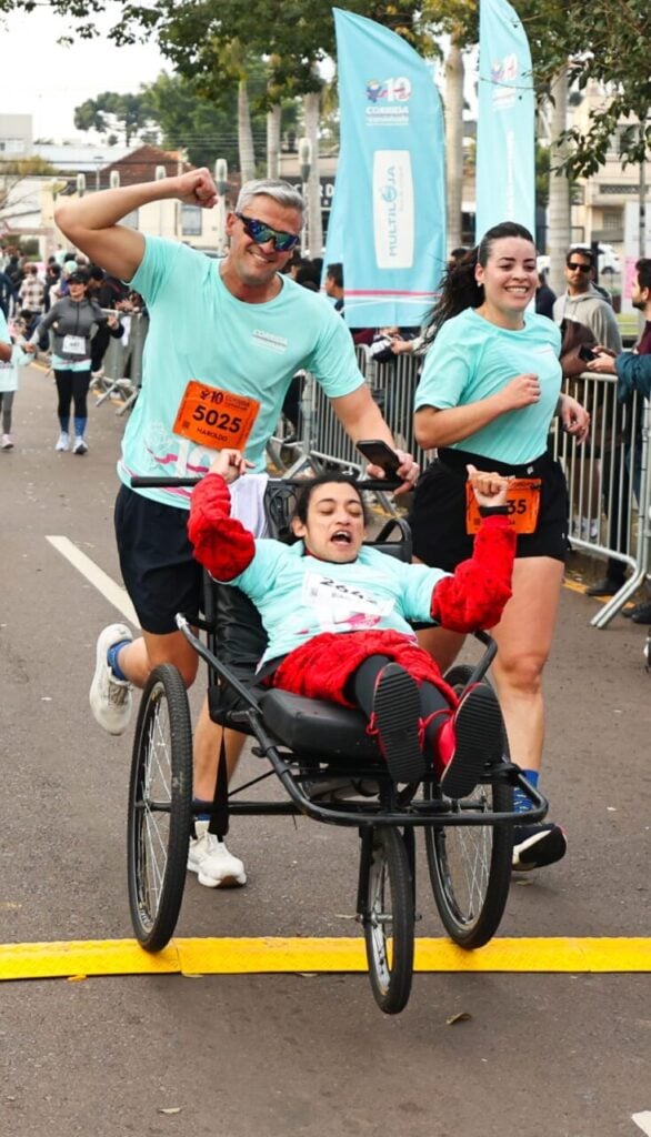 Participantes concentrados na largada da 10ª Corrida do Pequeno Príncipe em Curitiba